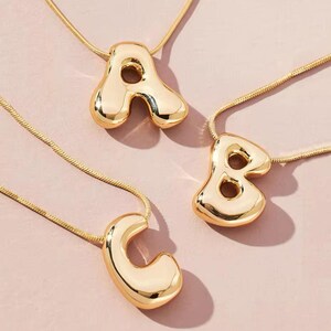 Colar inicial de aço inoxidável dourado para mulheres e meninas, pingente de letra de bolha grossa,