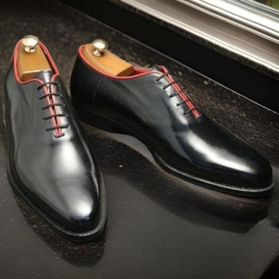 Scarpe Oxford Wholecut in pelle nera da uomo fatte a mano