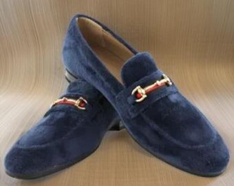 Mocasines de ante azul marino para hombre, hechos a mano: elegantes y cómodos.