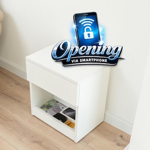 Pode incluir: Uma mesa de cabeceira branca com uma gaveta e uma prateleira aberta. A prateleira contém dinheiro, um smartphone e outros itens. Acima da mesa de cabeceira está um smartphone com um ícone de cadeado e o texto "Opening via Smartphone."