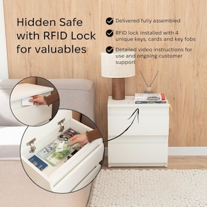 Pode incluir: Uma mesa de cabeceira branca com duas gavetas, com um cofre oculto com fechadura RFID. A imagem mostra o interior do cofre com objetos de valor. O texto na imagem diz: "Hidden Safe with RFID Lock for valuables."