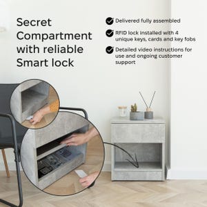 Pode incluir: Uma mesa de cabeceira cinza com um compartimento secreto e fechadura inteligente. O texto na imagem diz "Compartimento secreto com fechadura inteligente confiável". A mesa de cabeceira tem uma prateleira aberta e é entregue totalmente montada.