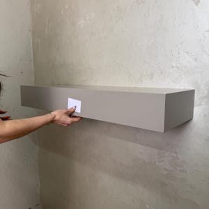 Flur verstecktes Fach Regal sicher mit Kartenschloss, Sicherheitsschlüssel sicher, versteckte sichere Schubladenaufbewahrung, minimalistisches Design, individuelles Bücherregal
