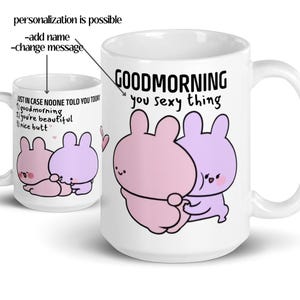 Pode incluir: Caneca de cerâmica branca com uma ilustração de desenho animado de dois coelhos, um rosa e outro roxo. A caneca tem o texto "GOODMORNING you sexy thing". Outra caneca mostra o texto "JUST IN CASE NOONE TOLD YOU TODAY" com opções.