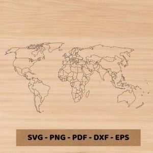 Może przedstawiać: Czarny konturowy rysunek mapy świata, przedstawiający kontynenty i kraje, na tle jasnobrązowego drewna. Tekst "SVG - PNG - PDF - DXF - EPS" jest wyświetlany na brązowym prostokątnym banerze u dołu.