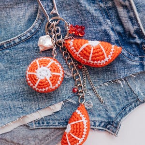 Ciondolo per borsa arancione - Grazioso ciondolo per borsa. Ciondolo per borsa con perline e grazioso portachiavi. Portachiavi in peluche e portachiavi con cristalli, portachiavi ricamato, portachiavi ucraino