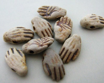 20 Tiny Hand Beads - CB566