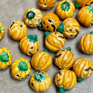 10 Tiny Jack O Lantern Beads - pumpkin beads -CB393