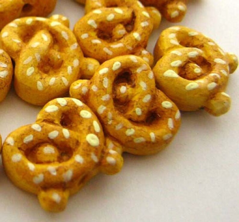 Kleine keramische Brezel Beads