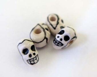 4 Tiny Skulls black and white - DS05
