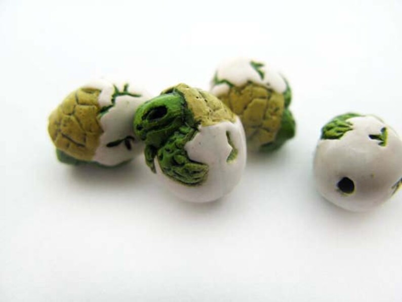 20 Tiny Hatching Turtle beads CB900