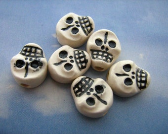 20 Tiny Skulls - flat black and white - CB583