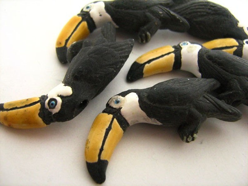 LG161 4 Large Toucan Beads