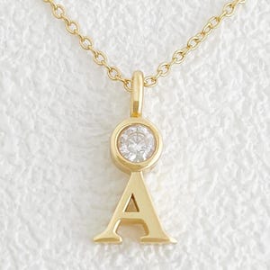 Collar con inicial de oro de 18 quilates, collar con nombre personalizado, colgante con piedra de nacimiento personalizada, joyería minimalista con inicial, collar en capas, regalo para ella
