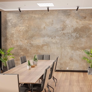 Könnte beinhalten: Ein moderner Konferenzraum mit einem großen Holztisch und grauen Stühlen. Der Raum verfügt über eine strukturierte braune Wand, große Fenster und Topfpflanzen. Der Raum ist gut beleuchtet.