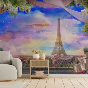 Może przedstawiać: Panoramiczny mural przedstawiający Wieżę Eiffla w Paryżu, Francja, pod tętniącym życiem niebem z chmurami i ptakami. Scena jest obramowana bujną zielenią, kwiatami i draperowaną tkaniną, z fotelem w neutralnym odcieniu na pierwszym planie.