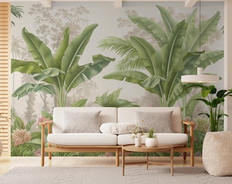 Op de afbeelding: Een muurschildering met een botanische print op grote schaal van levendige groene bananenbladeren en tropisch gebladerte tegen een gedempte, lichtgekleurde achtergrond. Het ontwerp bevat gedetailleerde illustraties van palmen en planten.