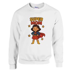 Könnte beinhalten: Weißer Pullover mit einem Cartoon-Bild einer Frau, die als Superheldin verkleidet ist, mit dem Text "SUPER MOM" und gelben Sternen.