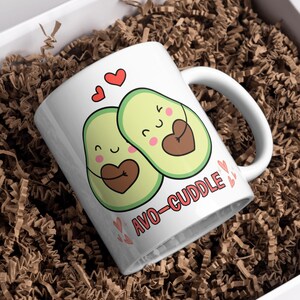 Avo-Cuddle PNG & SVG Designs mit niedlicher Liebe - perfekt zum Bedrucken von Geschenken, Wohnkultur und lustigen DIY-Projekten! Sofort Download!