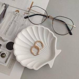 Elegant Shell-Shaped Jewelry Holder – Stylish and Aesthetic Storage for Rings and Necklaces