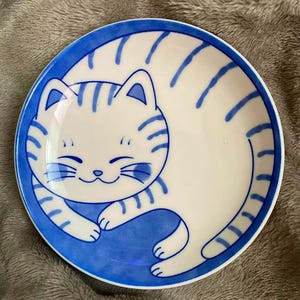 Japanese Ceramic Sauce or Dessert Plate – Maneki Neko Lucky Cat Design | Teardrop Shape, Handmade Glazed Dish, Cute Kawaii Style
