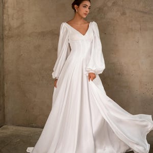 Satijnen trouwjurk met lange mouwen EMILIA, bruidsjurk met open achterkant, trouwjurk met pofmouwen, minimalistische schakingsjurk, klassieke bruidsjurk afbeelding 9
