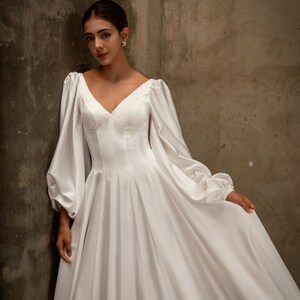 Satijnen trouwjurk met lange mouwen EMILIA, bruidsjurk met open achterkant, trouwjurk met pofmouwen, minimalistische schakingsjurk, klassieke bruidsjurk afbeelding 13
