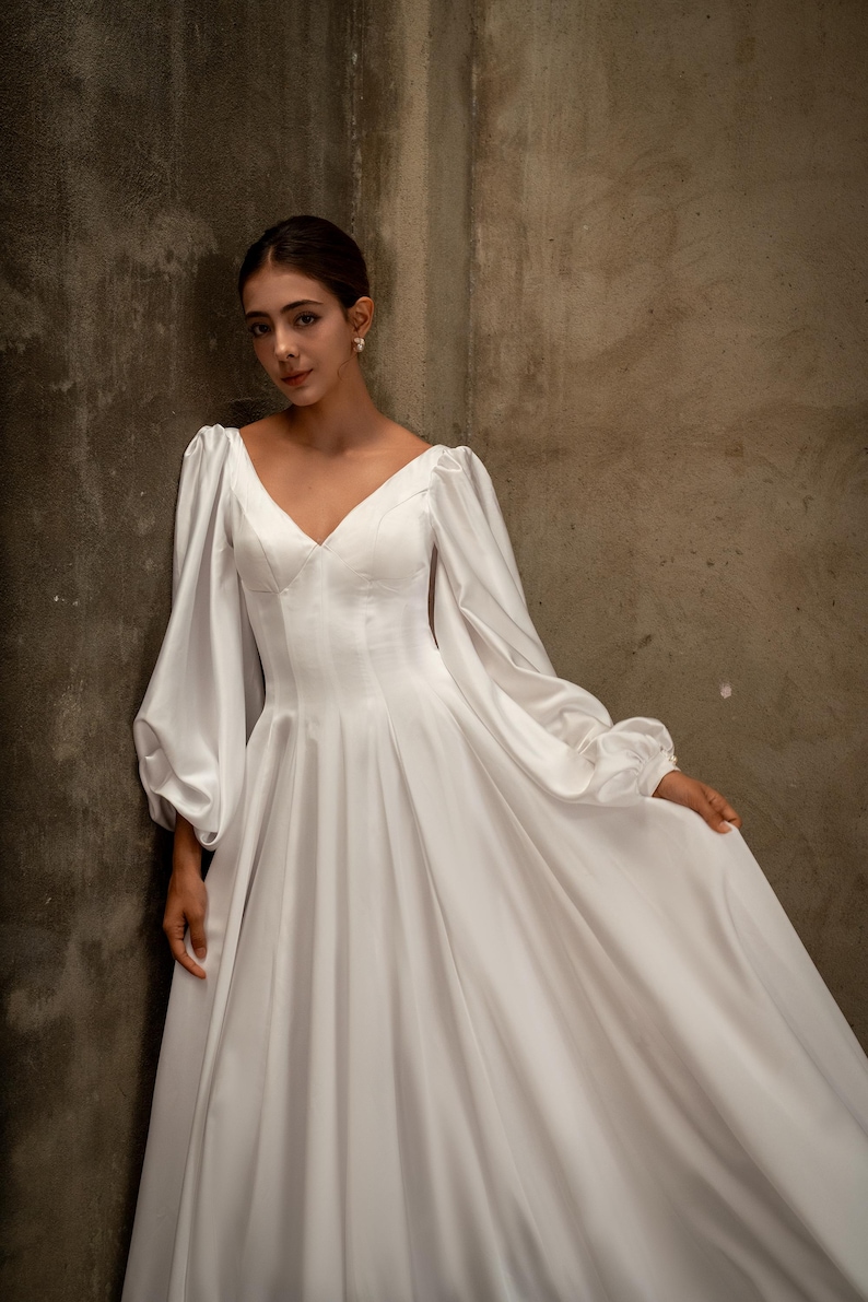 Satijnen trouwjurk met lange mouwen EMILIA, bruidsjurk met open achterkant, trouwjurk met pofmouwen, minimalistische schakingsjurk, klassieke bruidsjurk afbeelding 13