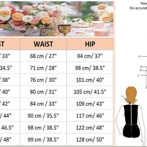 Op de afbeelding: Een maattabel met borst-, taille- en heupmaten in cm en inches. De tabel bevat maten XS tot 3XL. Een diagram illustreert hoe het lichaam te meten. Op de achtergrond bloemstukken.