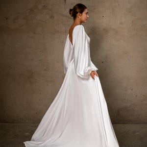 Satijnen trouwjurk met lange mouwen EMILIA, bruidsjurk met open achterkant, trouwjurk met pofmouwen, minimalistische schakingsjurk, klassieke bruidsjurk afbeelding 15