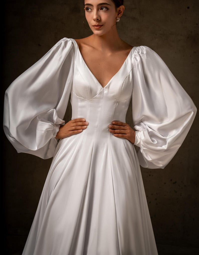 Satijnen trouwjurk met lange mouwen EMILIA, bruidsjurk met open achterkant, trouwjurk met pofmouwen, minimalistische schakingsjurk, klassieke bruidsjurk afbeelding 3