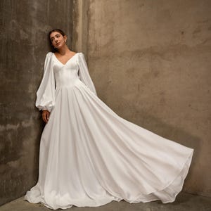 Satijnen trouwjurk met lange mouwen EMILIA, bruidsjurk met open achterkant, trouwjurk met pofmouwen, minimalistische schakingsjurk, klassieke bruidsjurk afbeelding 14