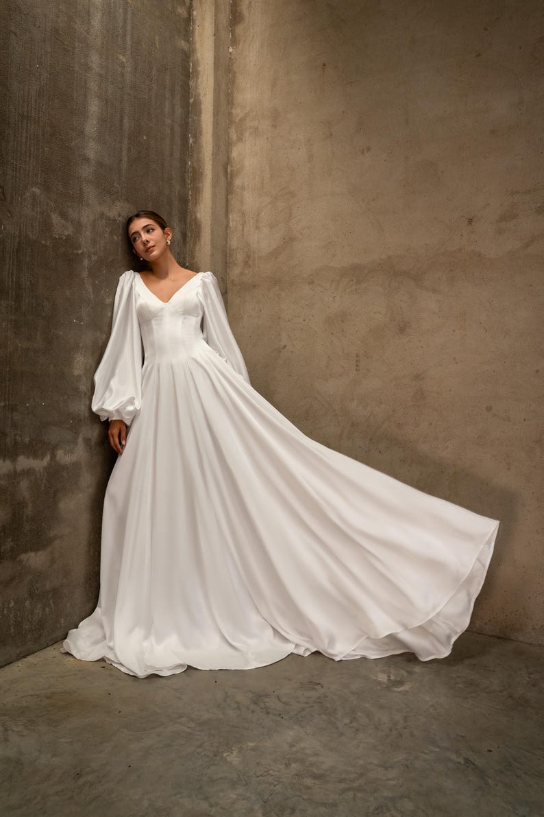 Satijnen trouwjurk met lange mouwen EMILIA, bruidsjurk met open achterkant, trouwjurk met pofmouwen, minimalistische schakingsjurk, klassieke bruidsjurk afbeelding 14