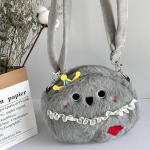 Love and Deepspace Grumpy Crow Plüsch Umhängetasche, Süßes Geschenk für Mädchen