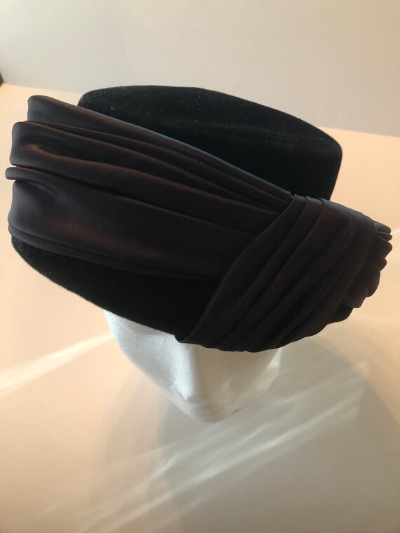 50's Pillbox Hat Velvet and Satin, Original Dajon… - image 4