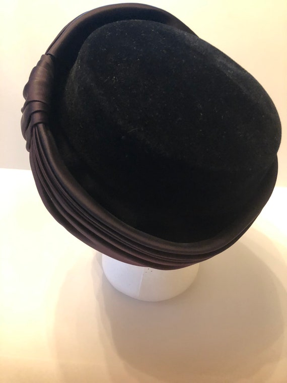 50's Pillbox Hat Velvet and Satin, Original Dajon… - image 10