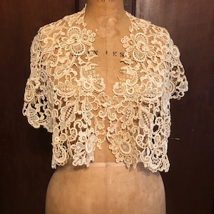 Antique Point de Venise Lace Capelet, Ivory Bridal Collar, Schiffli Floral Motifs image 4