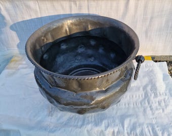 Large antique hand-beaten pewter basin – Loop handles, original patina, one-of-a-kind | La Barba di Giove