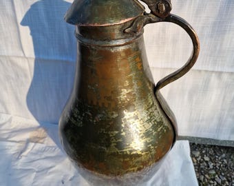 Large antique hand-beaten copper jug with lid – Original patina, one-of-a-kind piece | La Barba di Giove