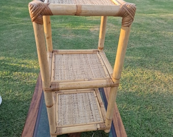 Small vintage 3-tier rattan and natural cane display case – decorative shelf – 2.49 kg
