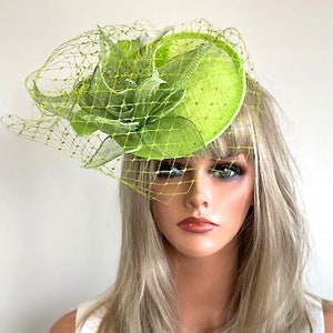 Women&#39;s Derby Hat, Women&#39;s Green Fascinator Hat, Ascot Hat, Wedding Guest Hat, Church Hat, Formal Hat, Tea Party Hat, Lime Green Disc Hat