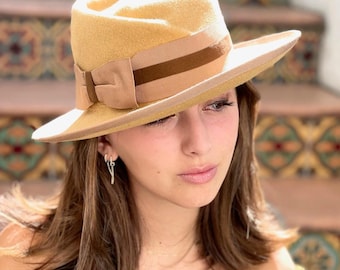 Sombrero de fieltro de lana hecho a mano para mujer, sombrero de invierno de ala ancha en amarillo mostaza camel, sombrero formal a medida para mujer, sombrero de carreras Cheltenham.