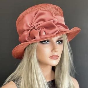 Formele dameshoed, hoed bruiloftsgast, oranje strohoed dames, kerkhoed, koperen dameshoed, bruiloftshoed, derbyhoed, clochehoed