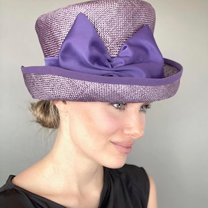 Paarse hoge hoed dames, formele paarse strohoed, hoed bruiloftsgast, Kentucky Derby-hoed, zomer strohoed dames, tuinfeesthoed, kerkhoed