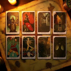 Puede incluir: Un conjunto de cartas de tarot con ilustraciones y títulos como "El Ermitaño" y "La Luna". Las cartas están dispuestas sobre un mapa antiguo, con velas encendidas y una brújula, creando un ambiente místico.