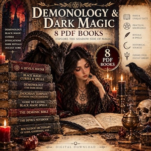 Op de afbeelding: Een digitale collectie van 8 PDF-boeken getiteld Demonology & Dark Magic, met een stapel antieke boeken, een lezend persoon, een geitenkop, een raaf, een schedel, kaarsen en occulte symbolen, inclusief diverse titels en beschrijvingen.