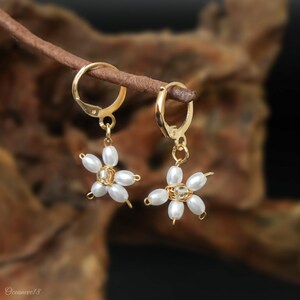 Bloemoorbellen, set parelarmband en oorbellen, sierlijke parelsieraden, cadeau bruidsmeisje, huwelijkssieraden, minimalistische bruidsaccessoires
