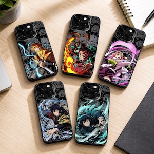 Peut inclure: Cinq coques de smartphone noires ornées d'illustrations de personnages d'anime. Chaque coque présente un personnage unique avec des effets élémentaires dynamiques comme le feu, l'eau et la foudre sur un fond à motifs manga noir et blanc.