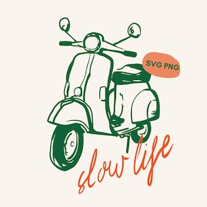 Könnte beinhalten: Grüne Strichzeichnung einer Vintage-Vespa mit den Worten "slow life" in orangefarbener Schrift. Ein orangefarbenes Oval mit "SVG PNG" befindet sich oben rechts. Der Roller hat ein klassisches Design.