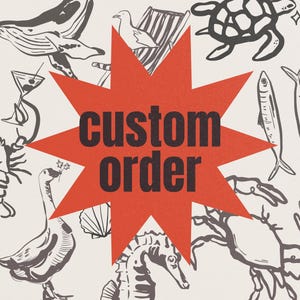 Könnte beinhalten: Creme-farbene Illustration mit verschiedenen Meeresbewohnern und Objekten, darunter ein Wal, eine Schildkröte und ein Seepferdchen. Ein roter Stern-Grafik in der Mitte zeigt die Worte "custom order" in fetten, schwarzen Buchstaben. Das Design hat eine Vintage-Ästhetik.